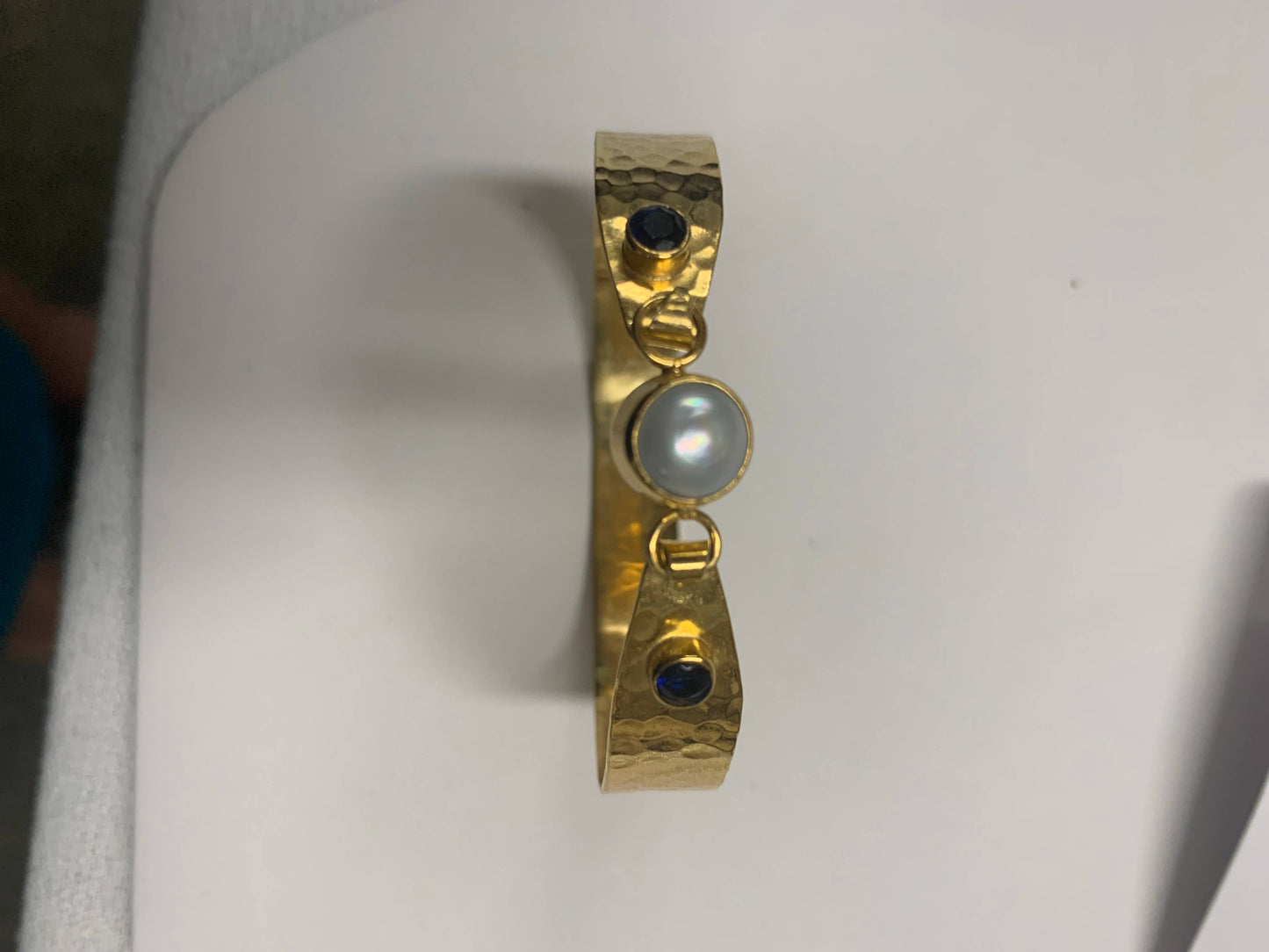 HAMMERD PEARL AND IOLITE BANGLE