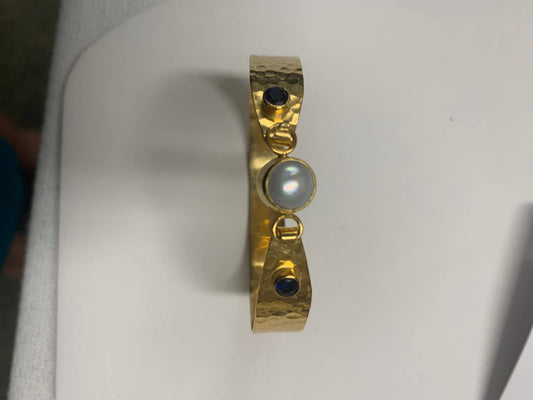 HAMMERD PEARL AND IOLITE BANGLE